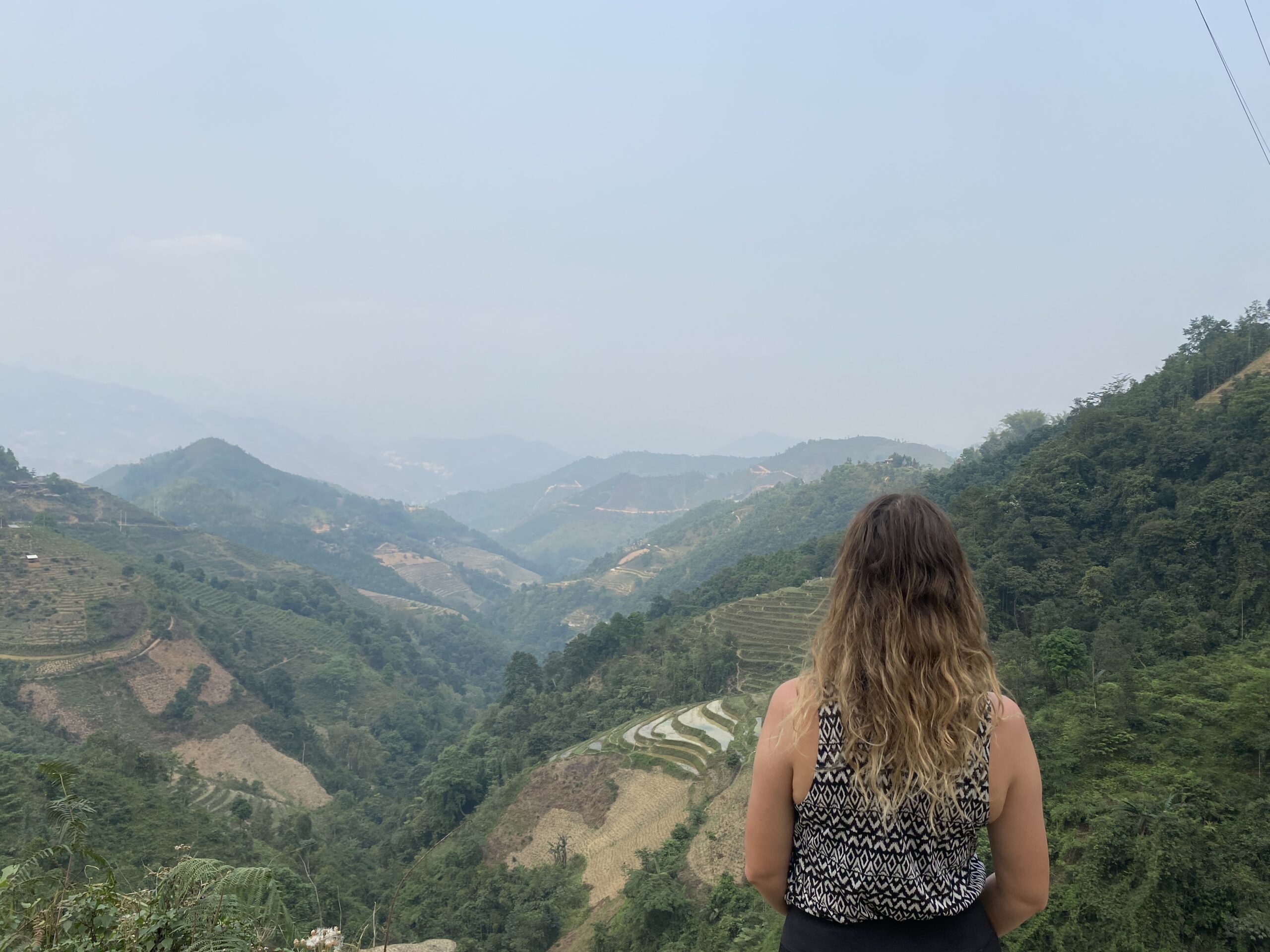 Janine mit unglaublicher Landschaft in Ha Giang