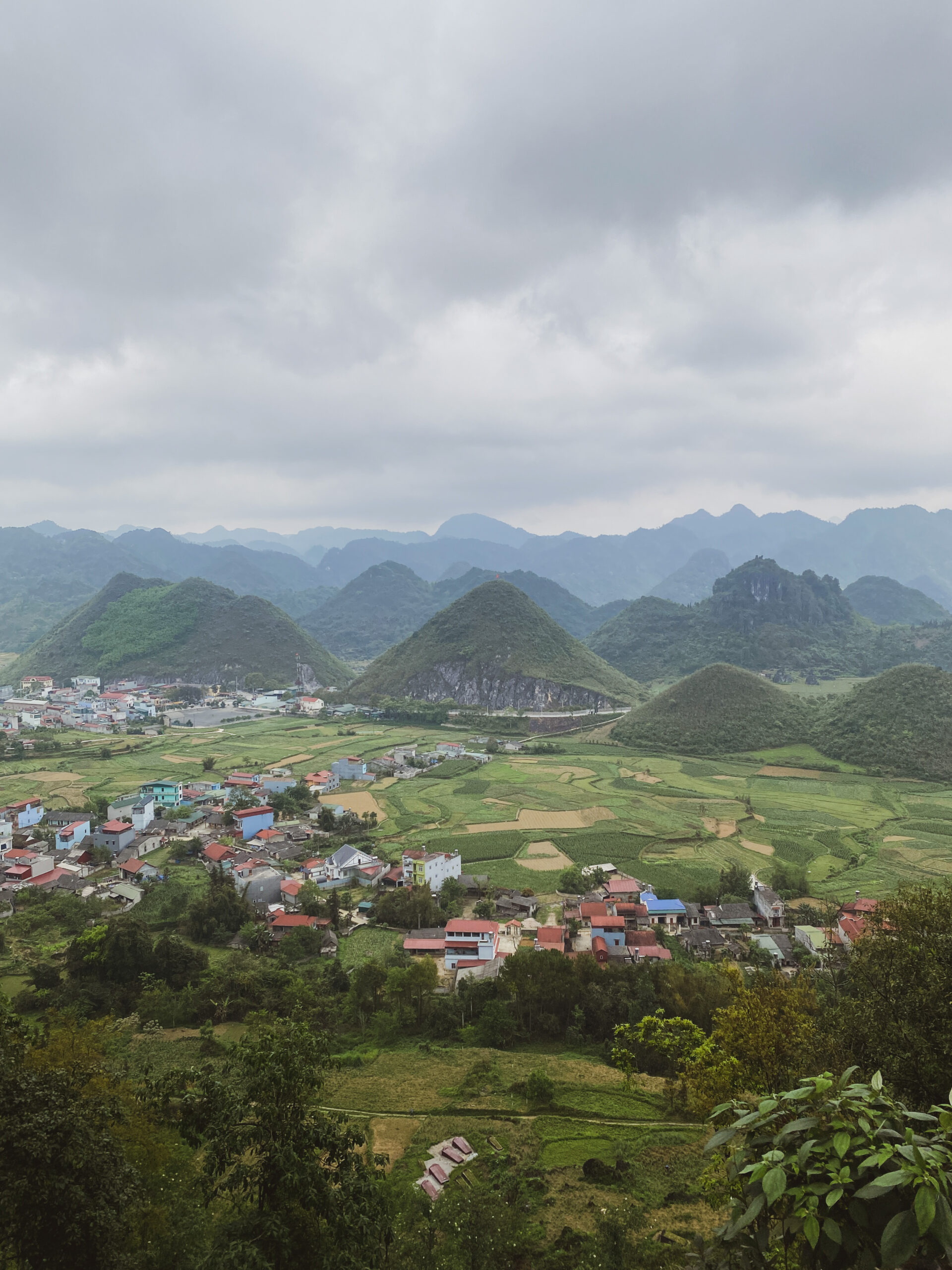 Travel with footprints_Ha Giang Loop_2 Berge und Häuser beim Ha Giang Loop