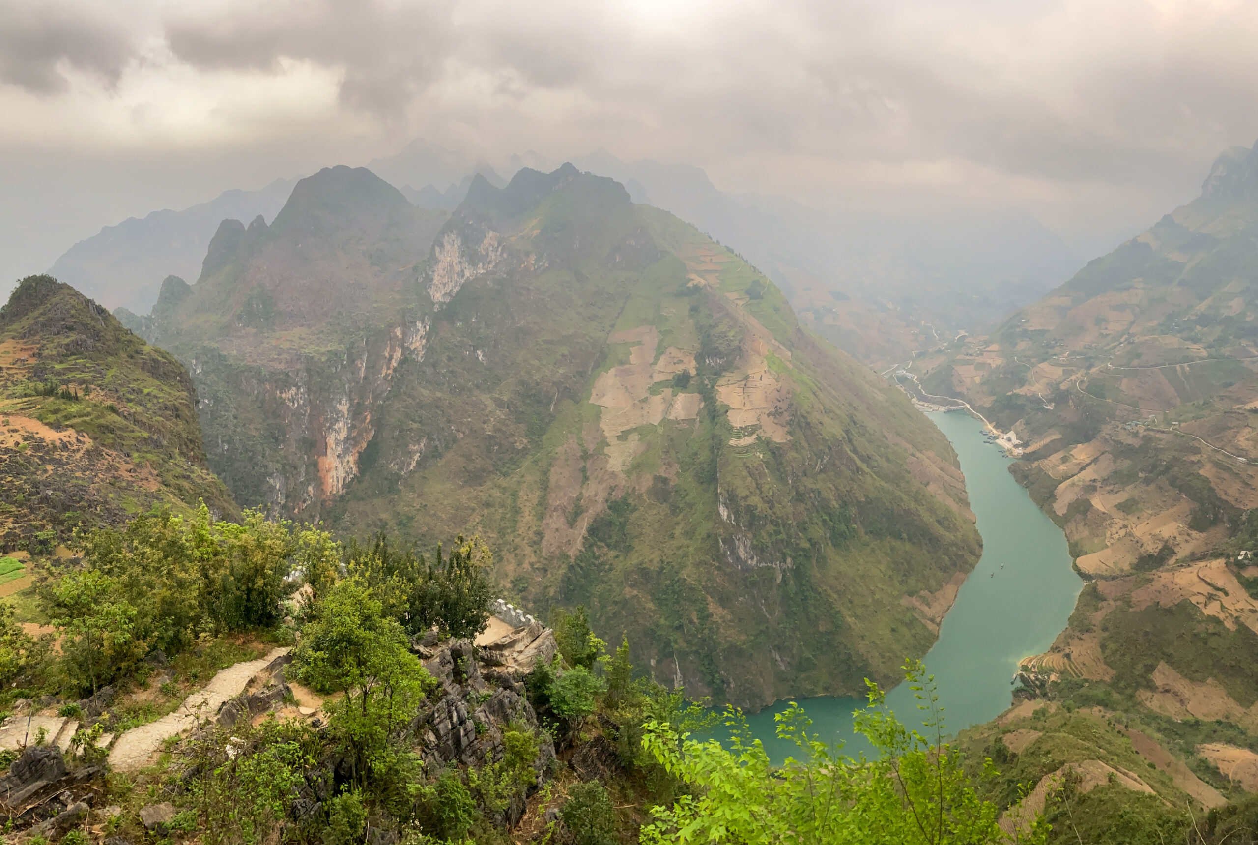 Travel with footprints_Ha Giang Loop_26 Fluss Ha Giang