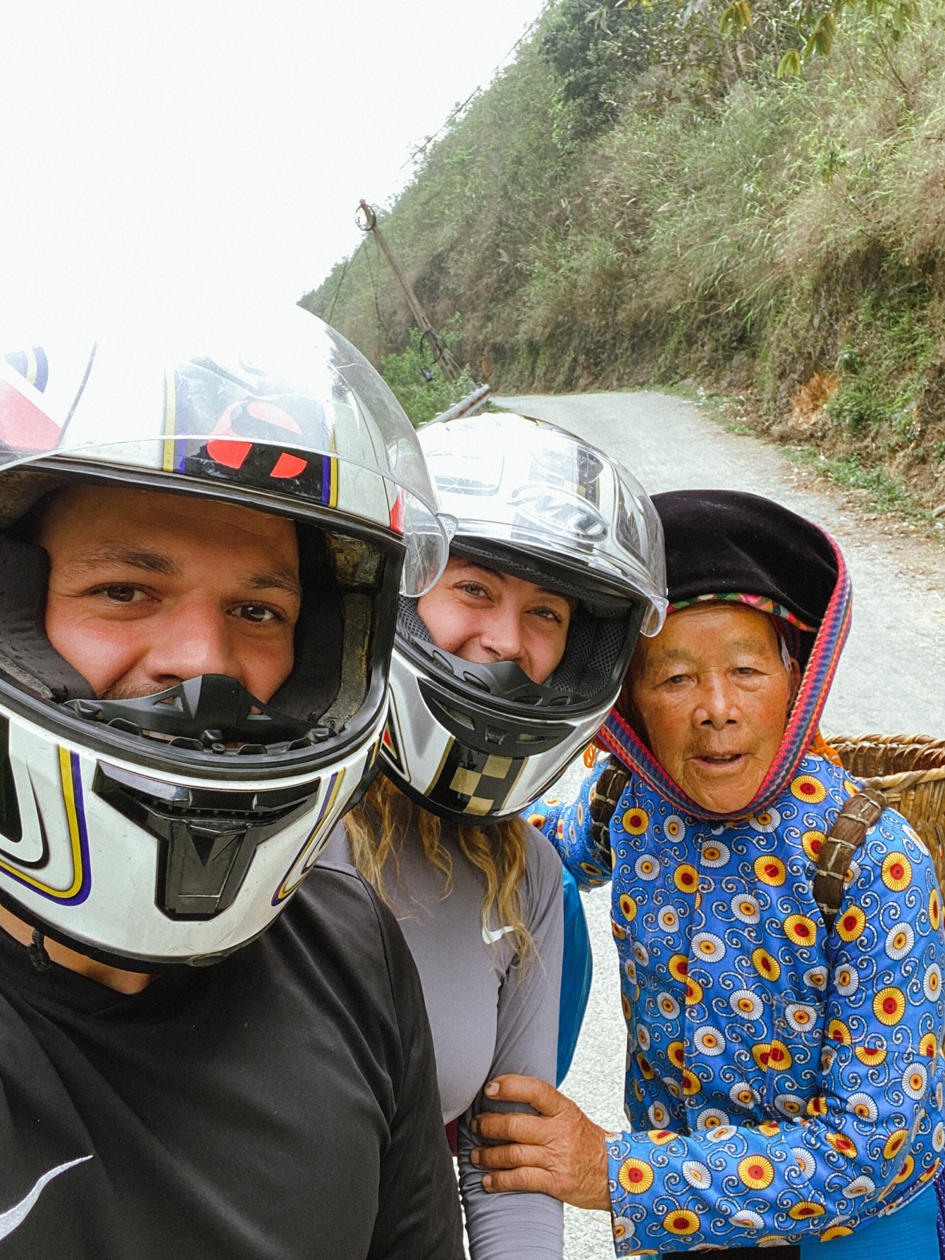 Travel with footprints_Ha Giang Loop_5 Toby und Janine Selfie mit vietnamesischer Frau