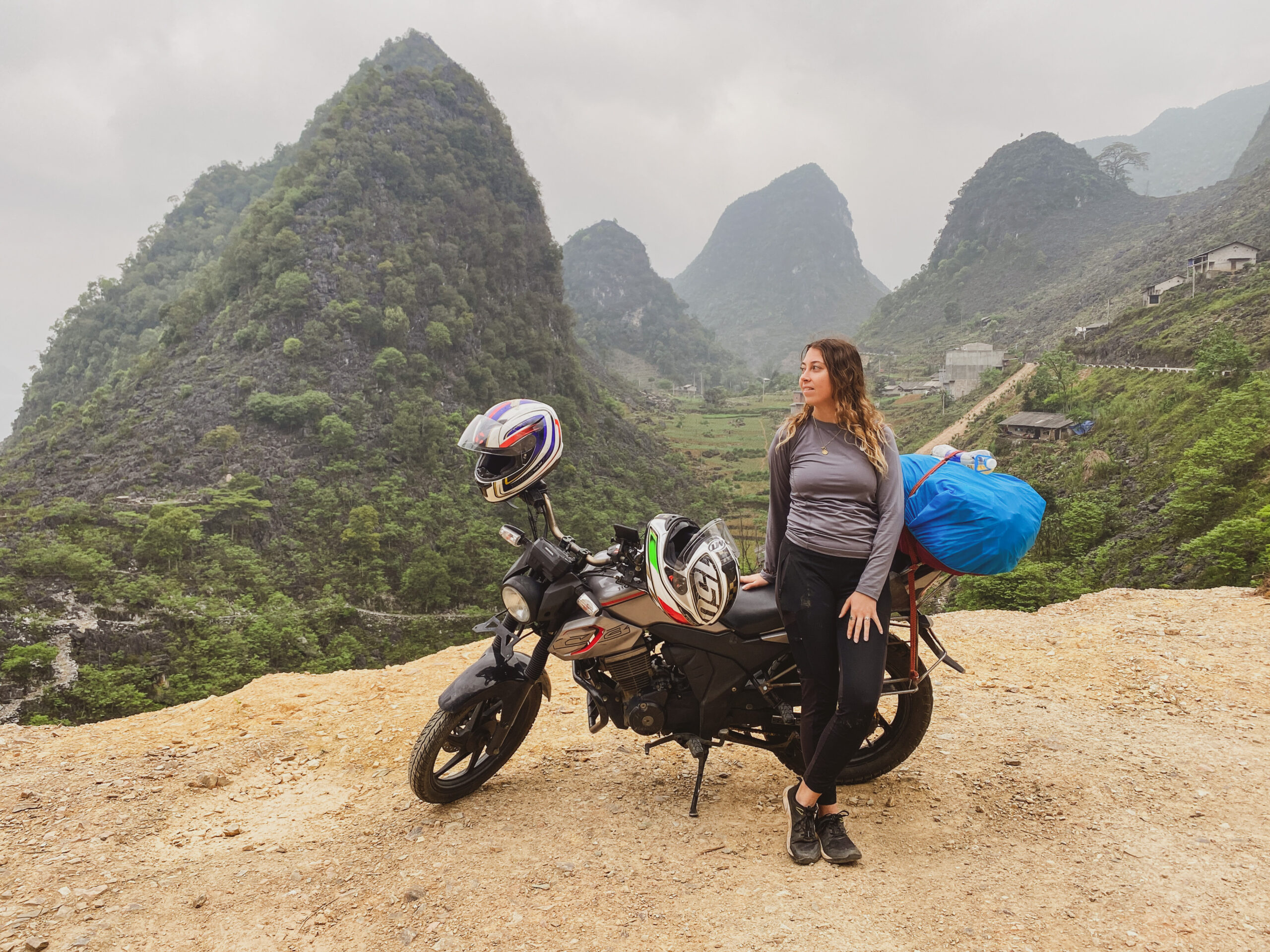 Travel with footprints_Ha Giang Loop_8 Janine am Motorrad