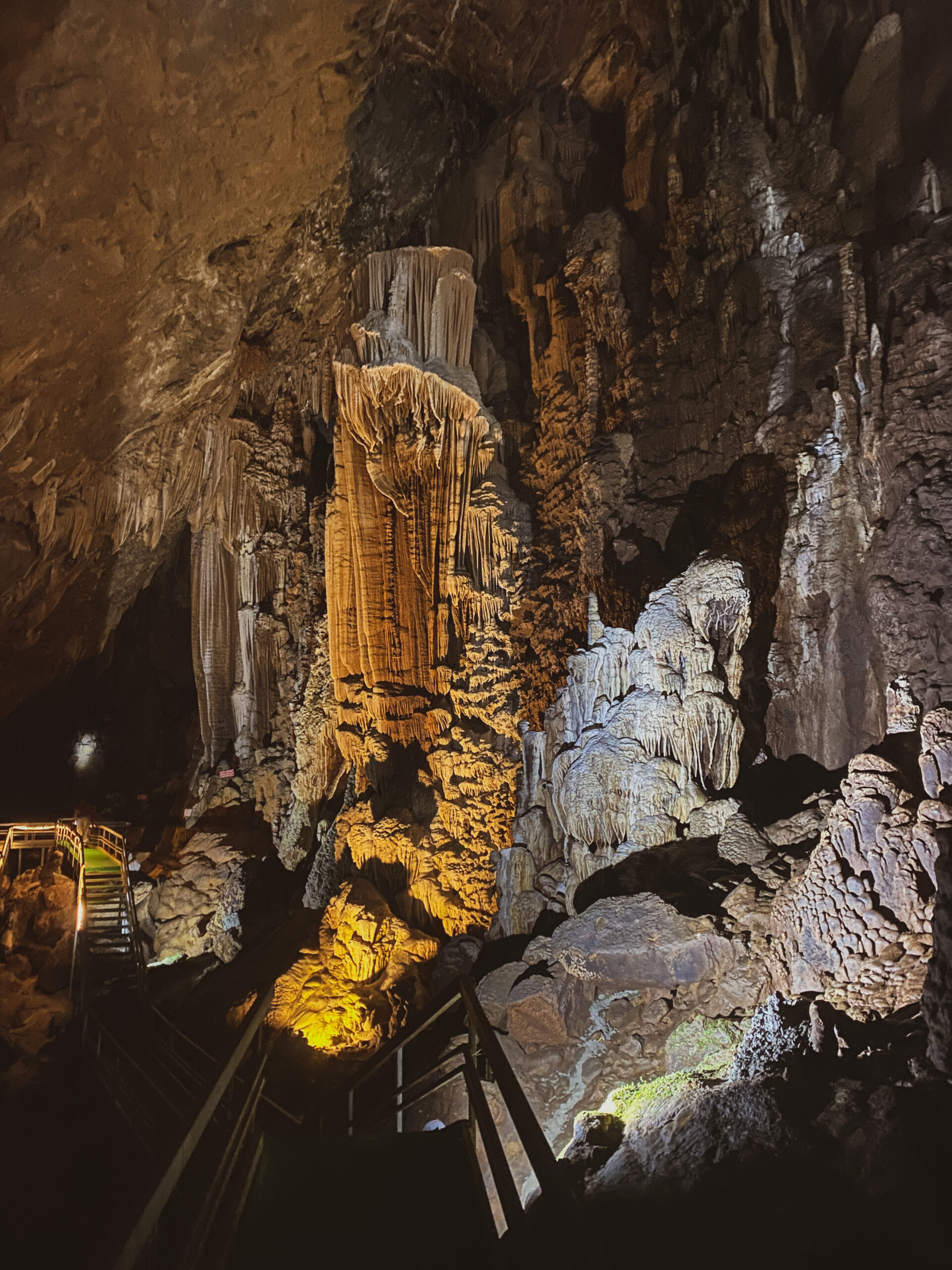 Travel with footprints_Ha Giang Loop_Höhle Höhle Stalagmiten Stalaktiten