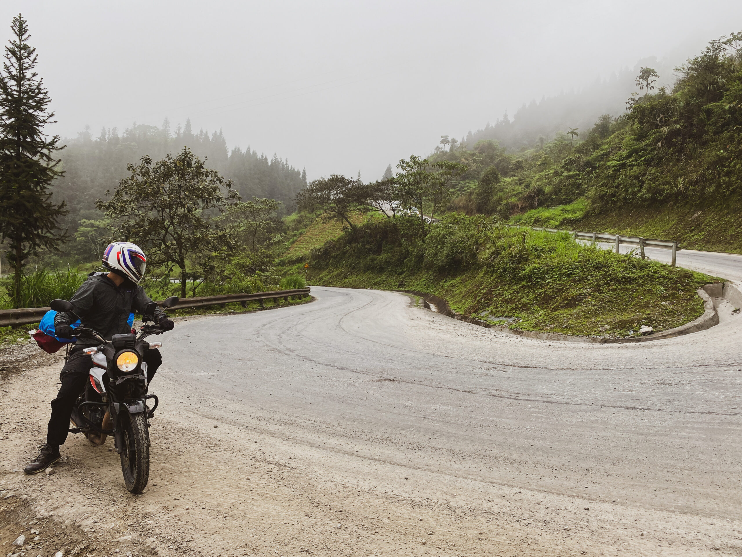 Travel with footprints_Ha Giang Loop_Toby Toby auf dem Motorrad Serpentinen
